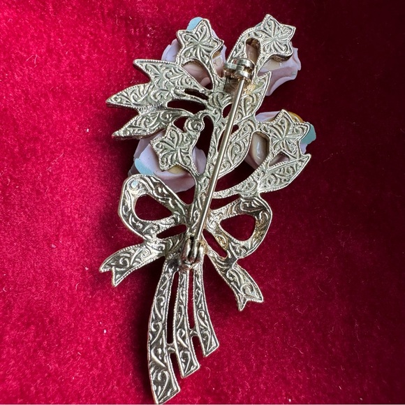 1928 Vintage Bouquet Brooch Pin
Porcelain Roses - Picture 6 of 8